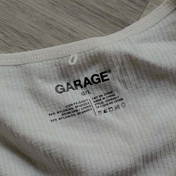 Garage Seamless Tank 🤍 - Picture 2 of 2